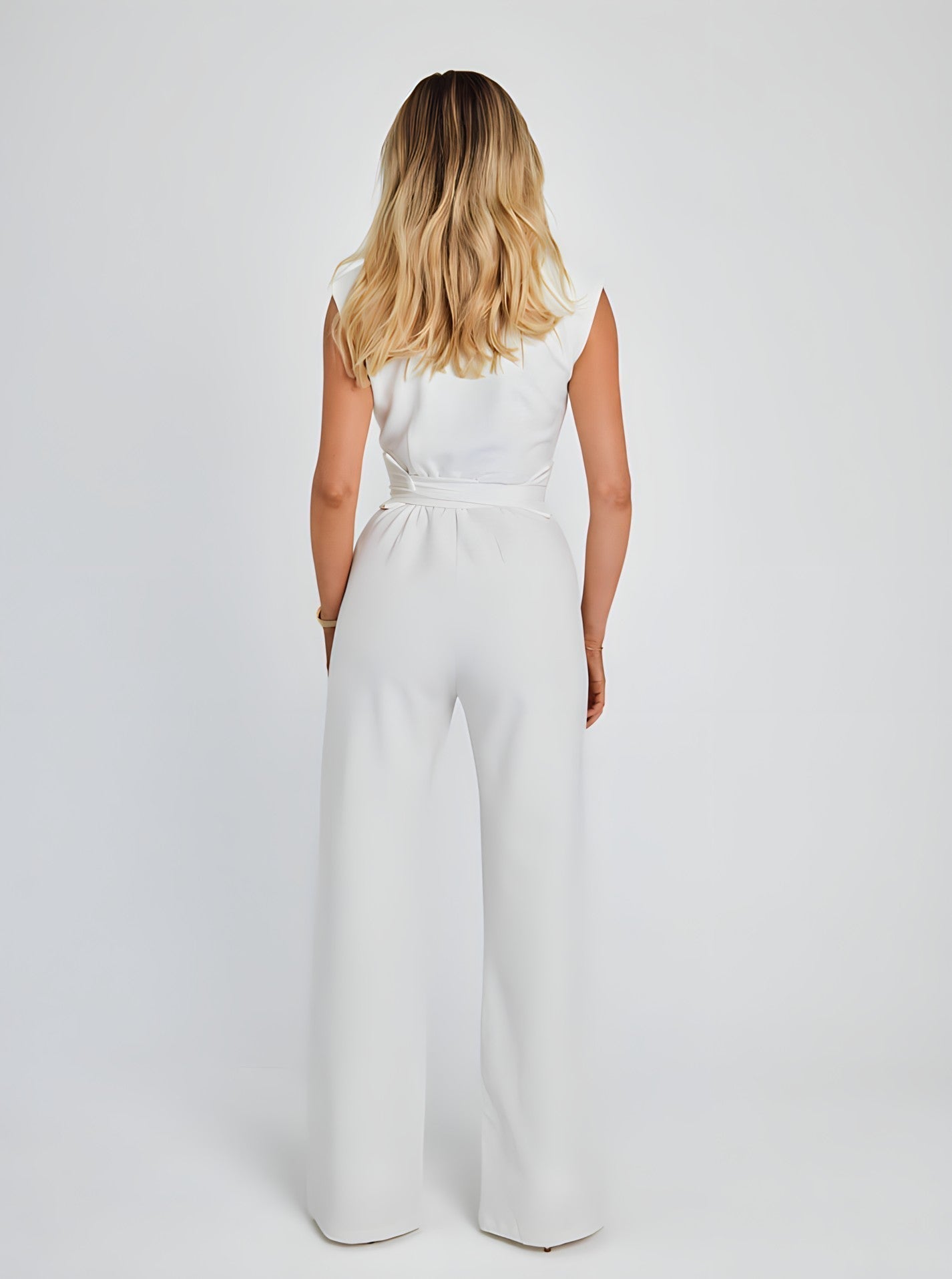 Ärmelloser Jumpsuit mit angeschnittener Taille