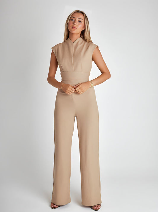 Ärmelloser Jumpsuit mit angeschnittener Taille