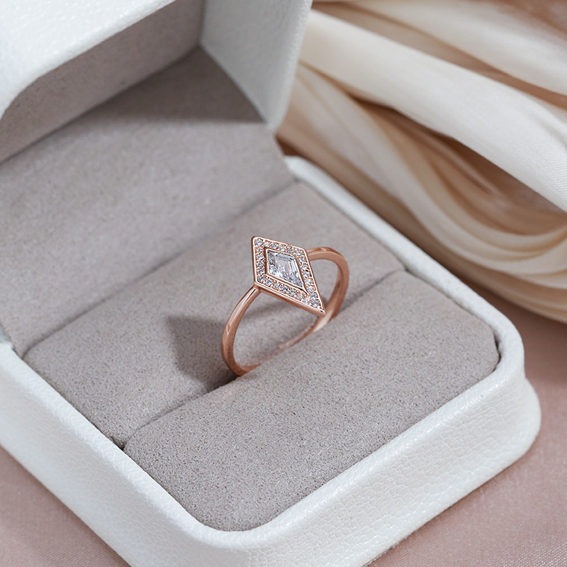 Eleganter Kristallring in gold
